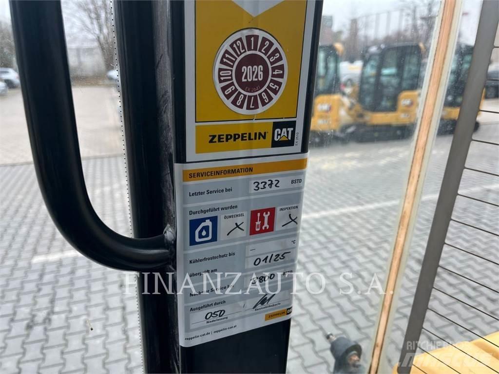 CAT 906M Kolesni nakladalci