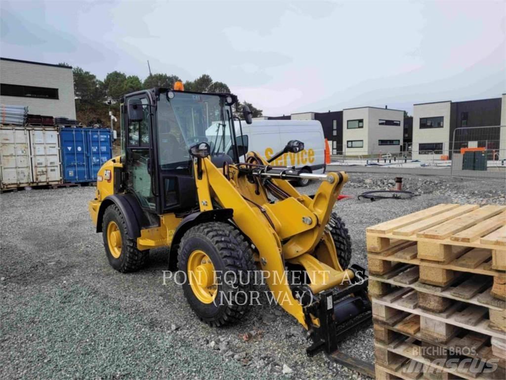 CAT 906M Kolesni nakladalci