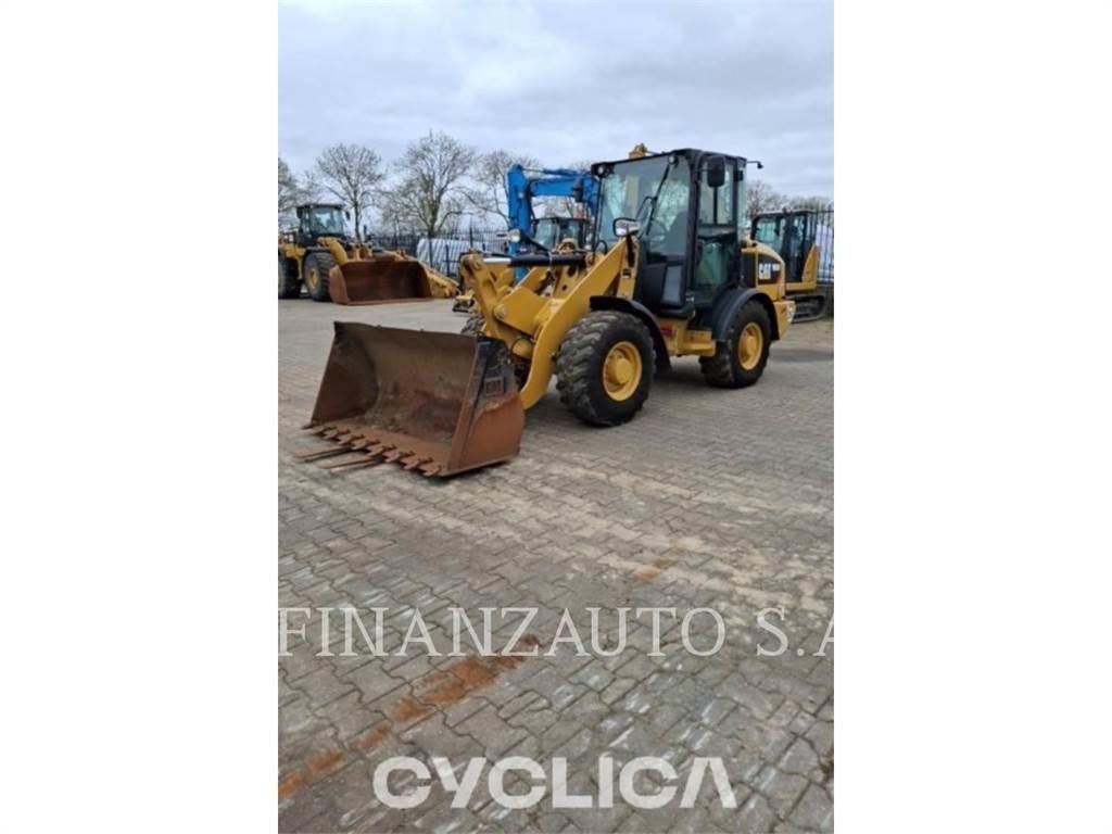 CAT 906M Kolesni nakladalci