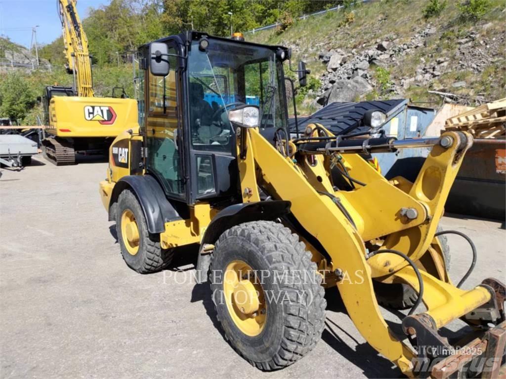 CAT 906M Kolesni nakladalci