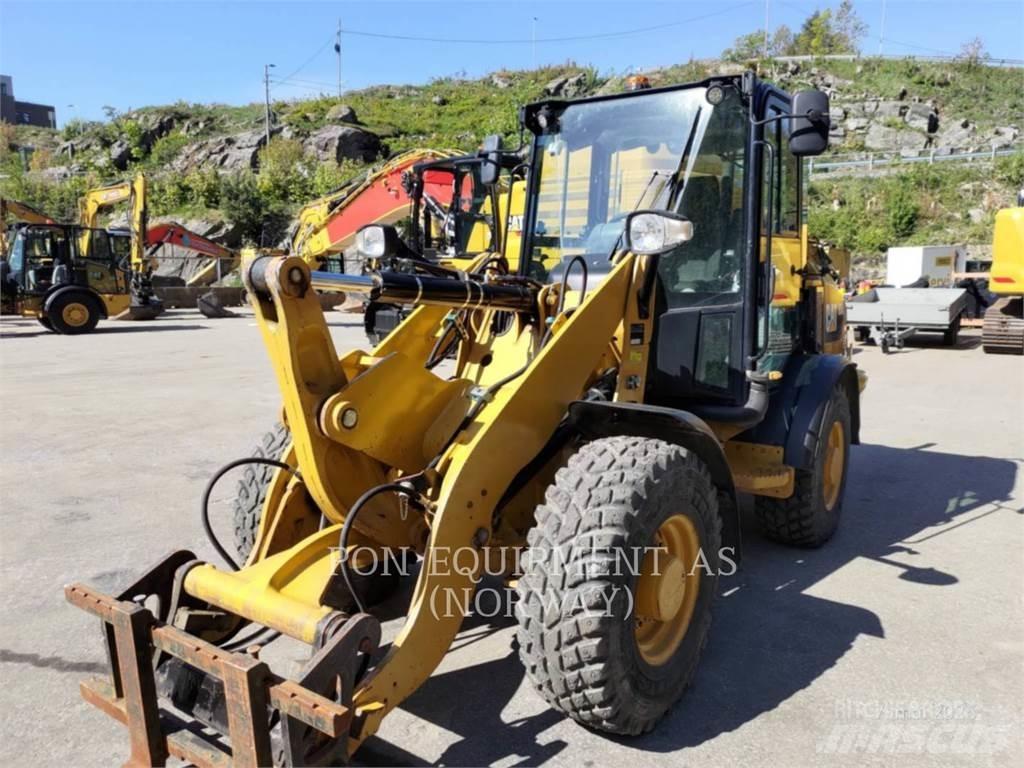 CAT 906M Kolesni nakladalci