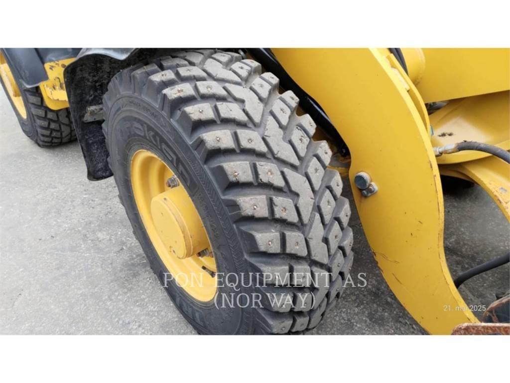 CAT 906M Kolesni nakladalci