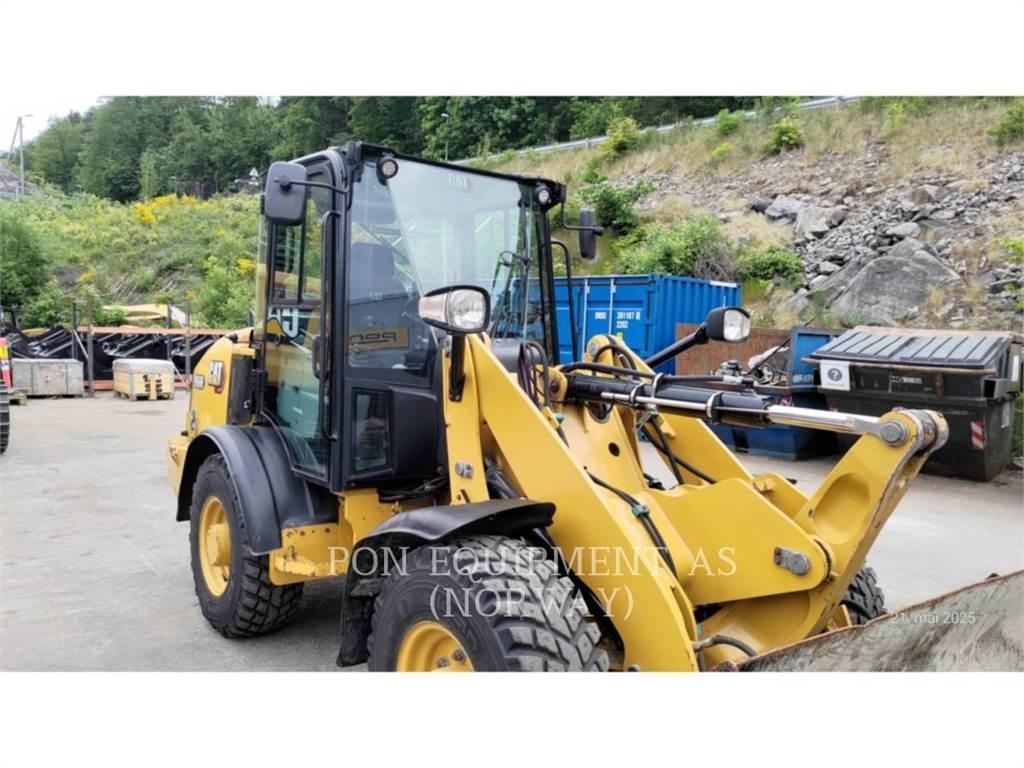 CAT 906M Kolesni nakladalci