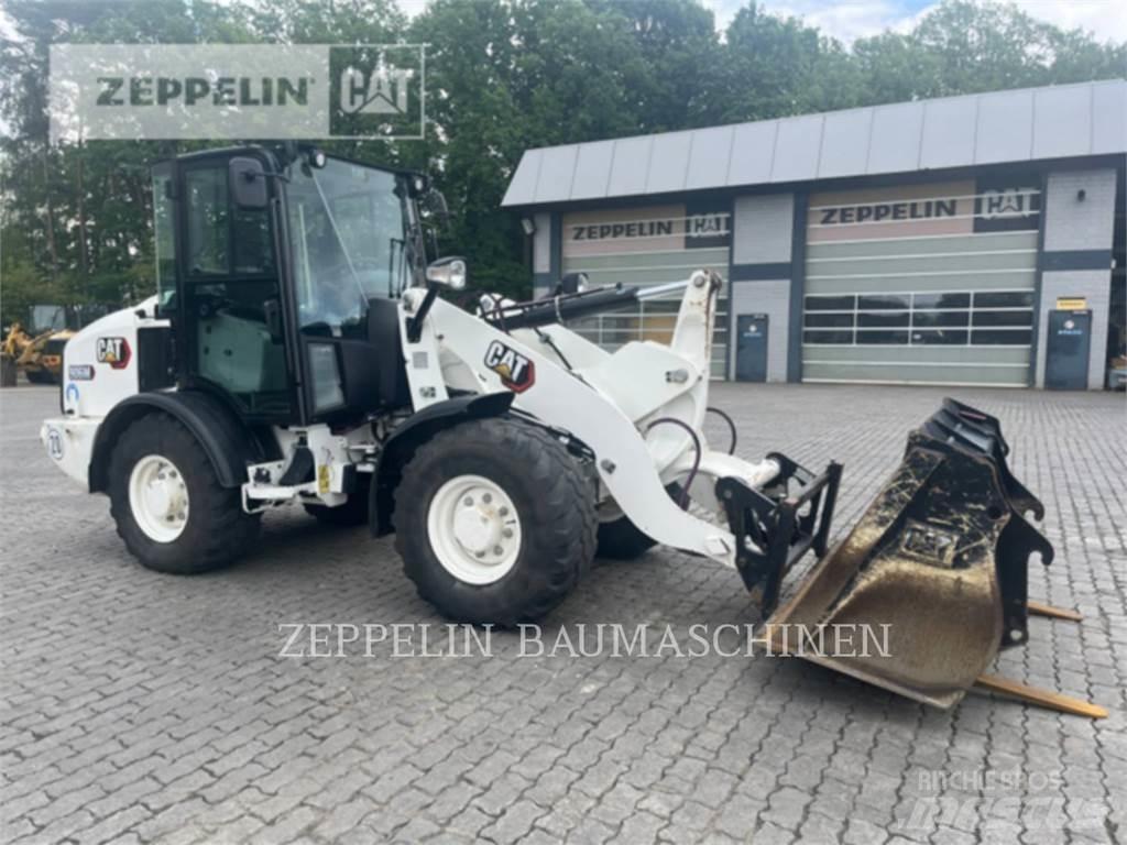 CAT 906M Kolesni nakladalci