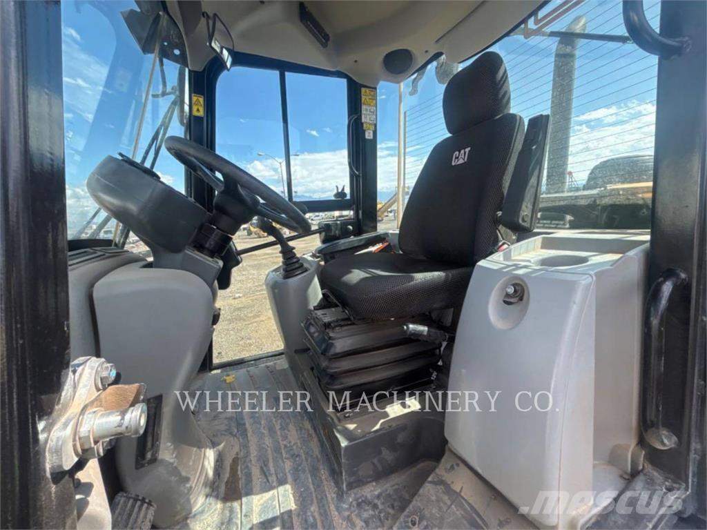 CAT 906M Kolesni nakladalci