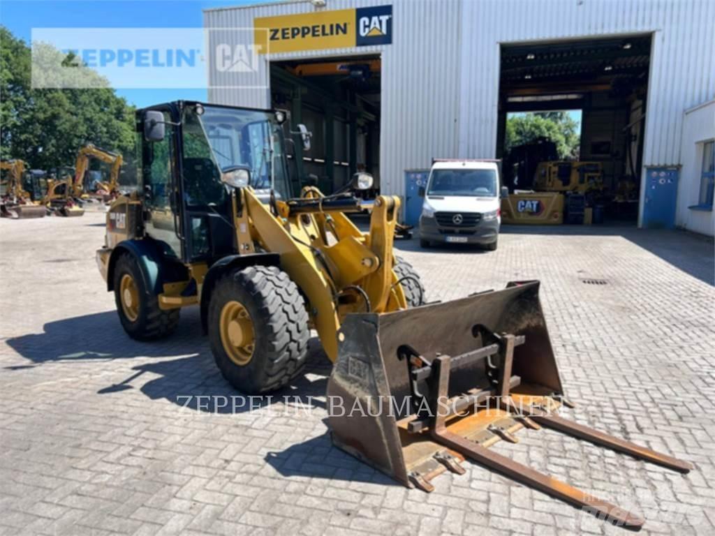 CAT 906M Kolesni nakladalci