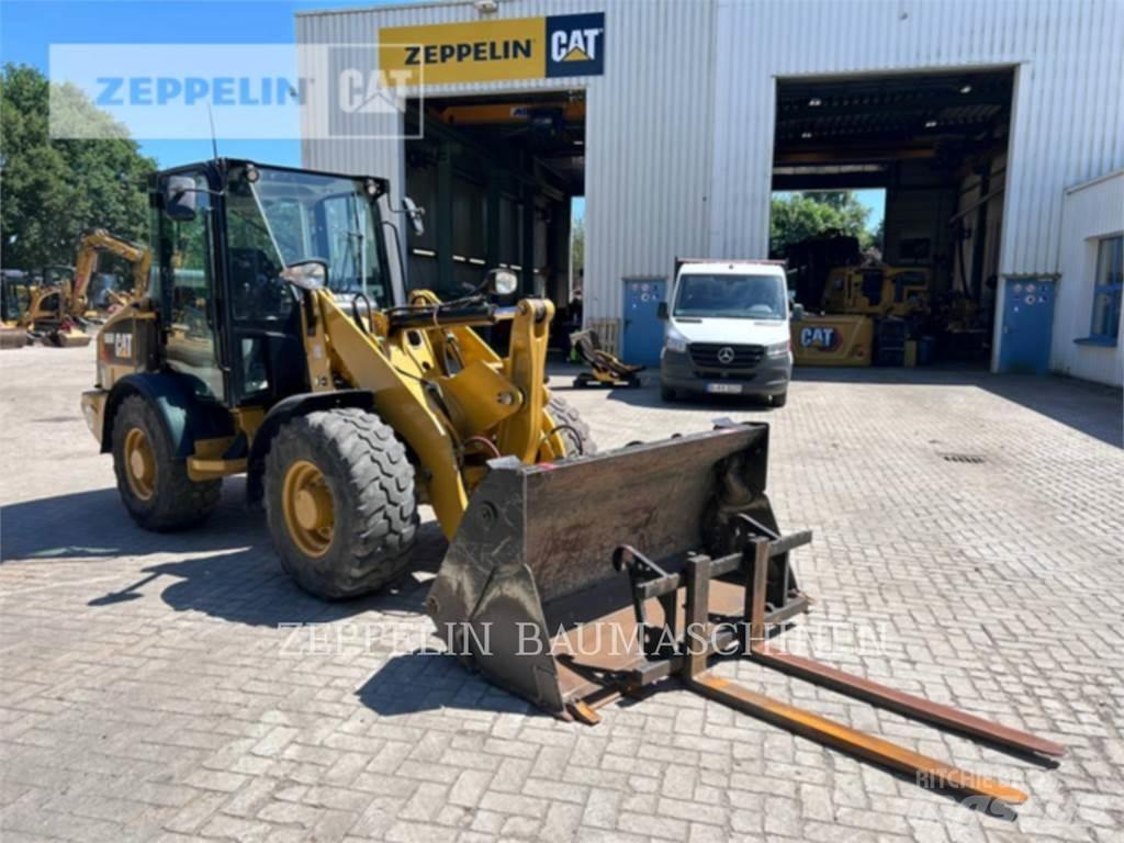 CAT 906M Kolesni nakladalci