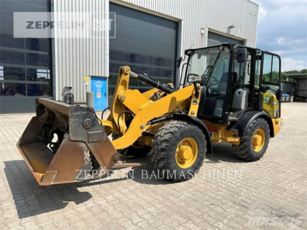 CAT 906M Kolesni nakladalci