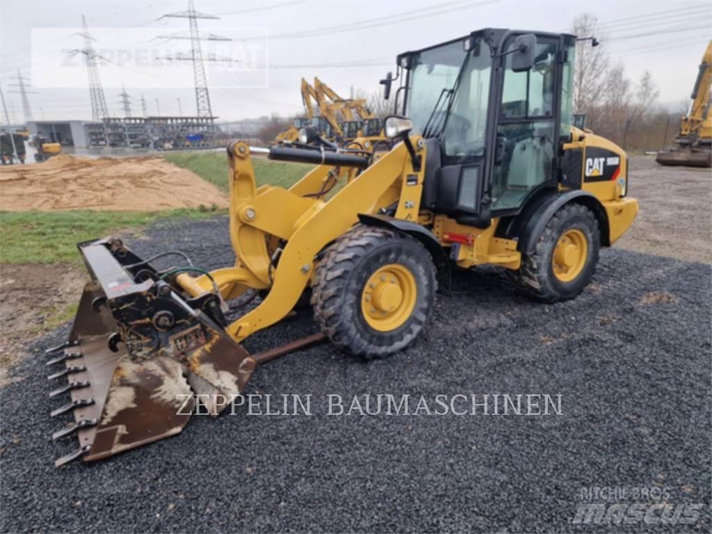CAT 906M Kolesni nakladalci