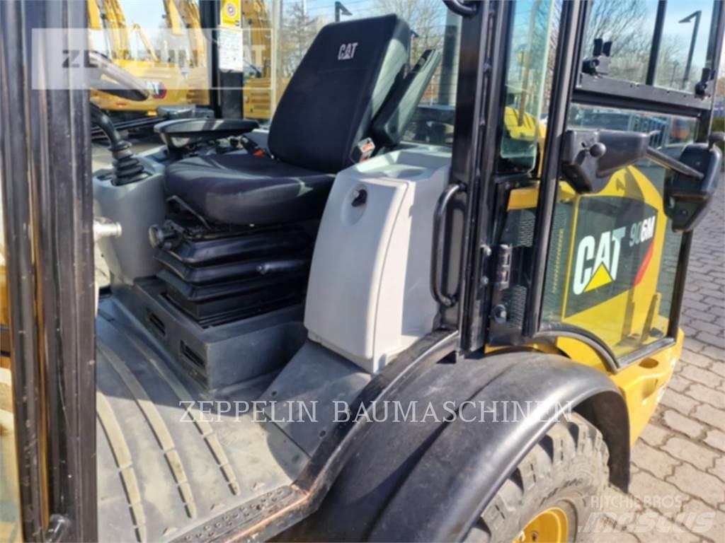 CAT 906M Kolesni nakladalci