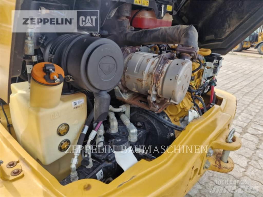 CAT 906M Kolesni nakladalci