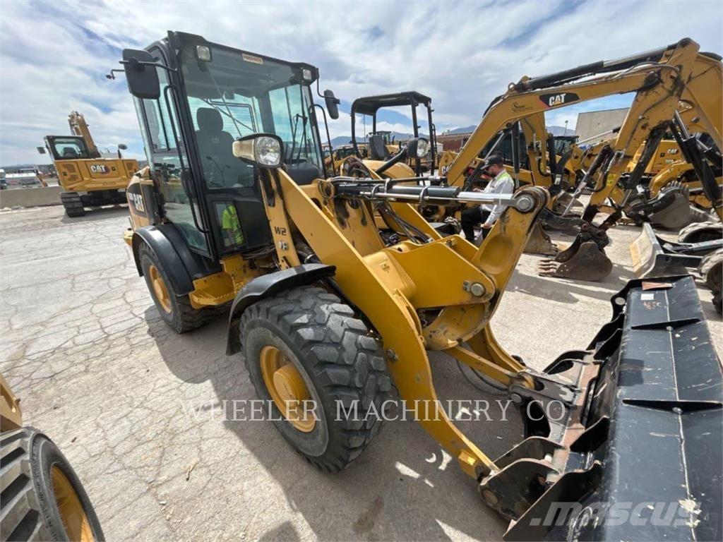 CAT 906M Kolesni nakladalci