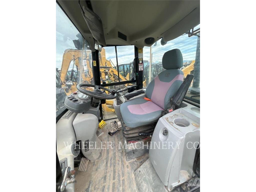 CAT 906M Kolesni nakladalci