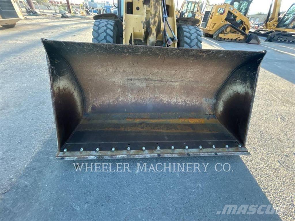 CAT 906M Kolesni nakladalci