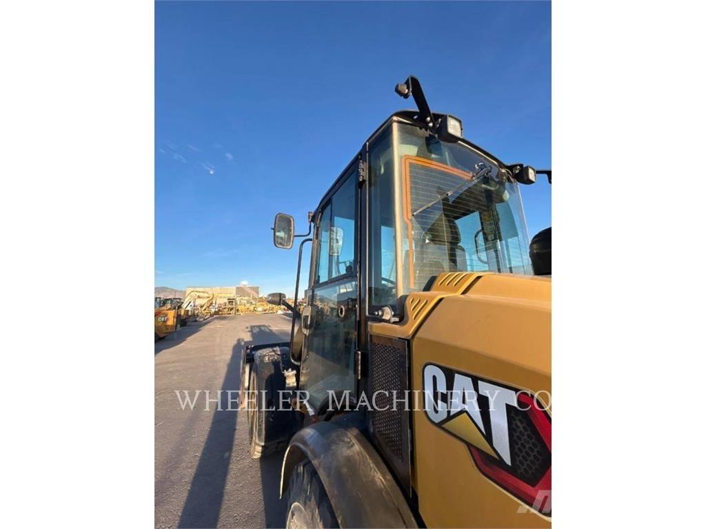 CAT 906M Kolesni nakladalci