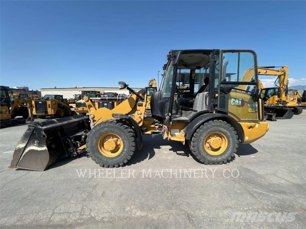 CAT 906M Kolesni nakladalci