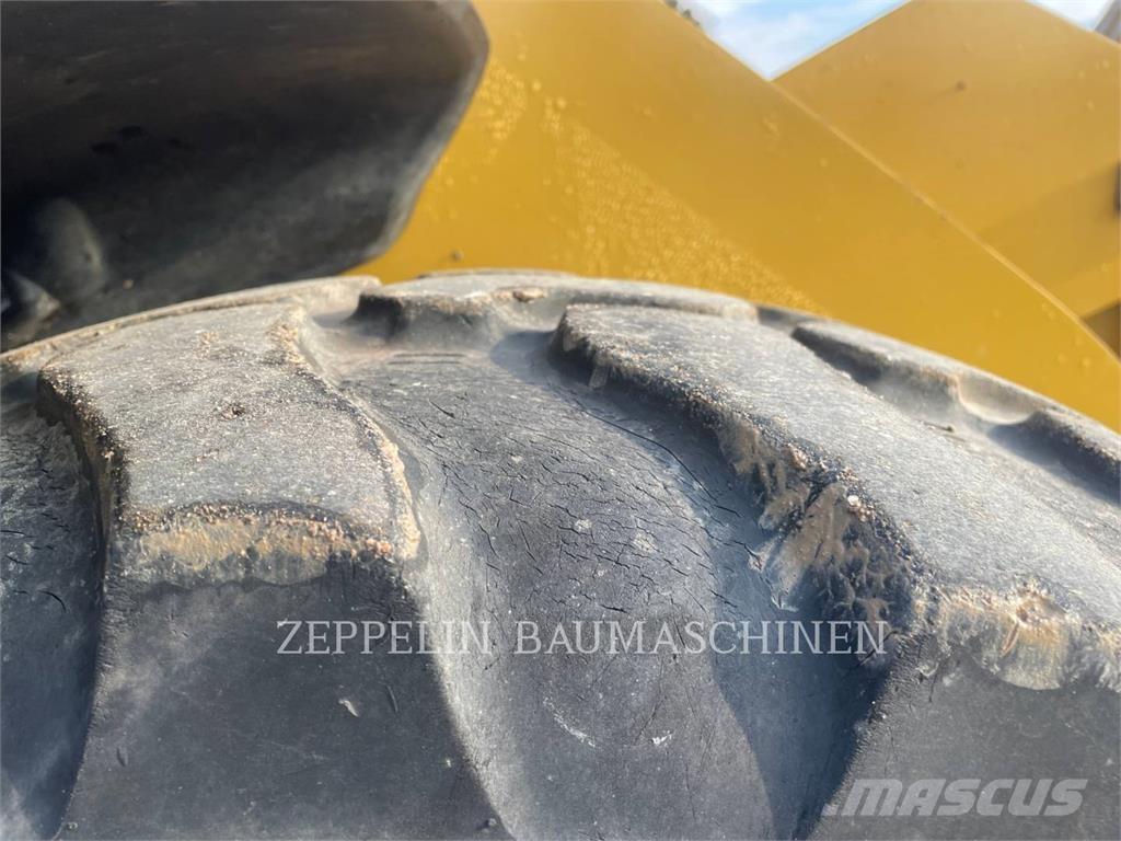 CAT 906M Kolesni nakladalci