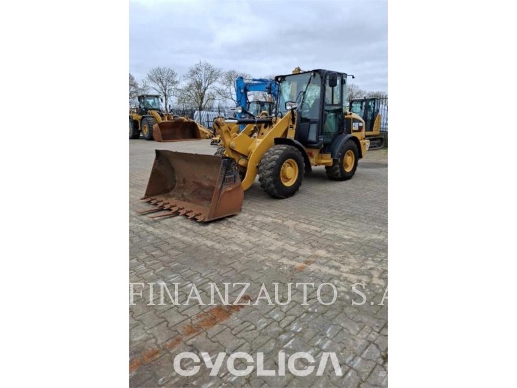 CAT 906M Kolesni nakladalci