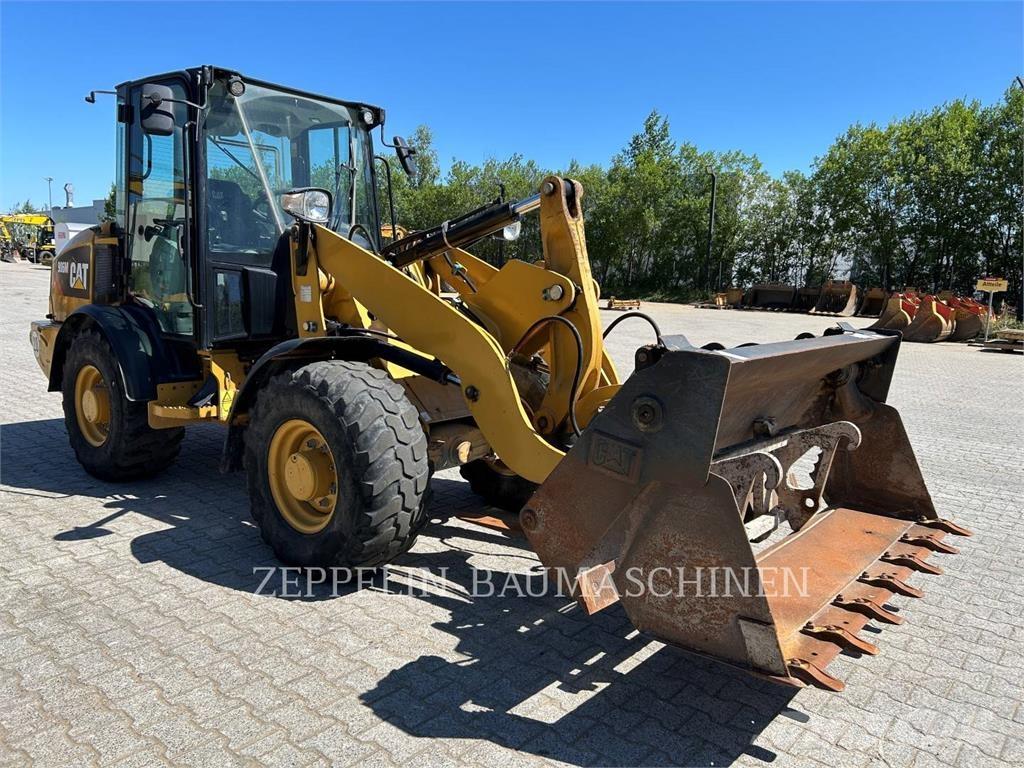 CAT 906M Kolesni nakladalci