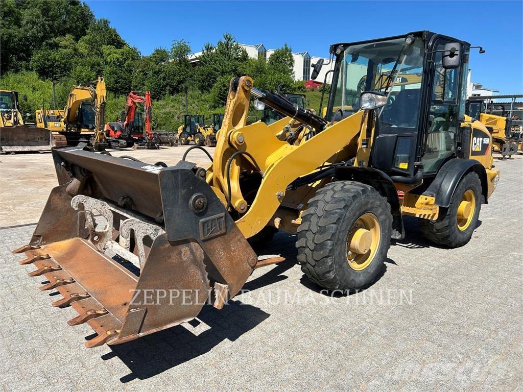 CAT 906M Kolesni nakladalci
