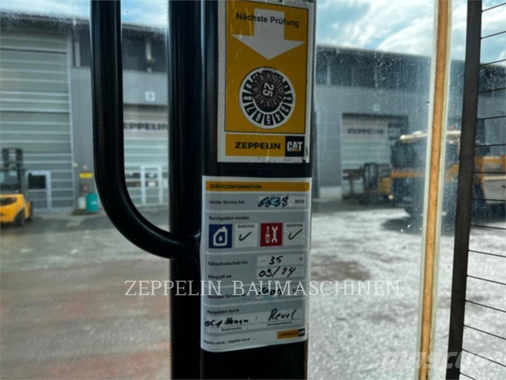 CAT 906M Kolesni nakladalci