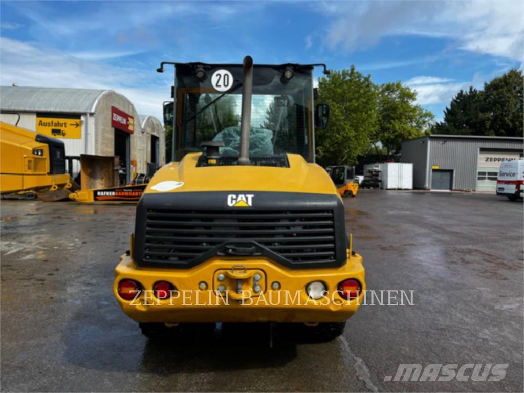 CAT 906M Kolesni nakladalci