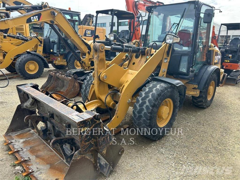 CAT 906M Kolesni nakladalci
