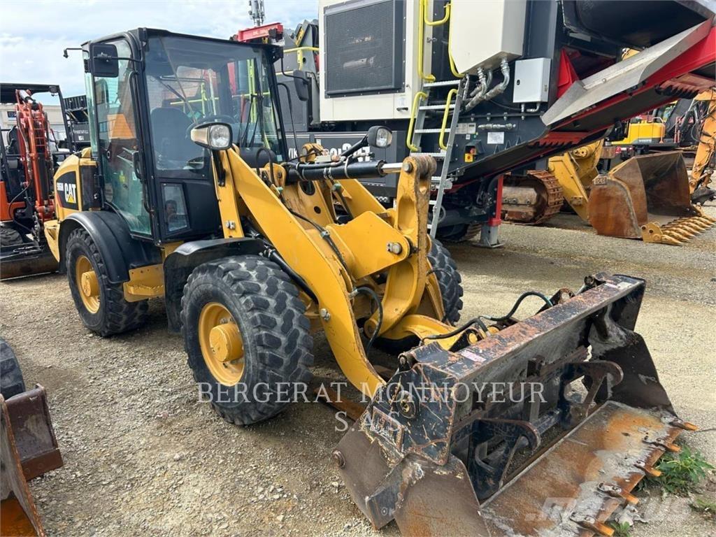 CAT 906M Kolesni nakladalci