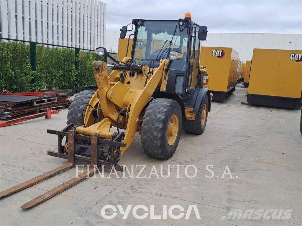 CAT 906M Kolesni nakladalci