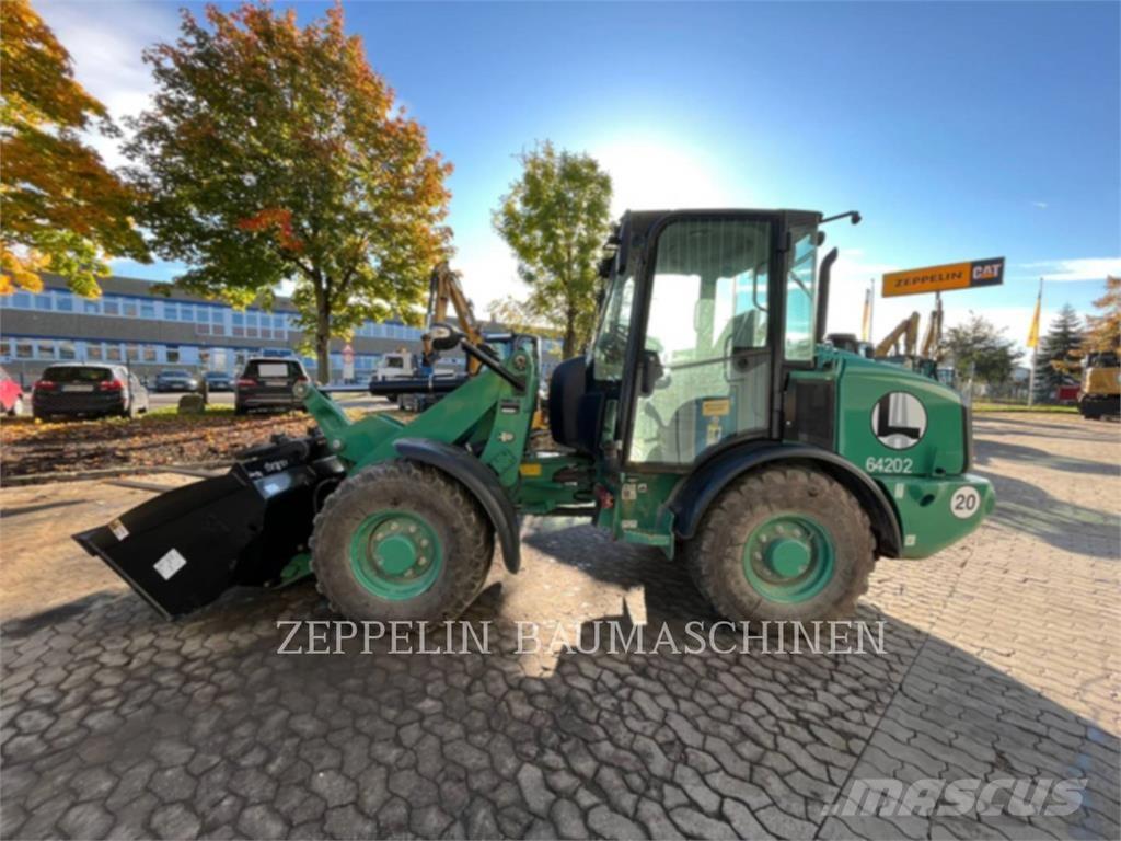 CAT 906M Kolesni nakladalci