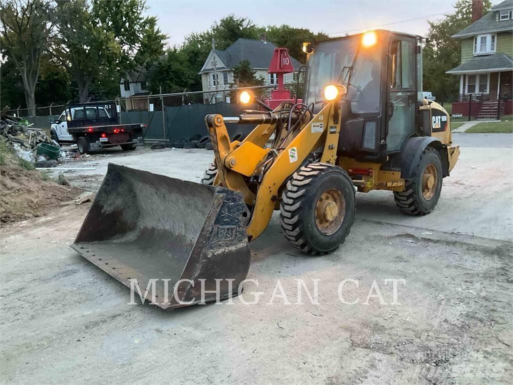 CAT 906M AR Kolesni nakladalci