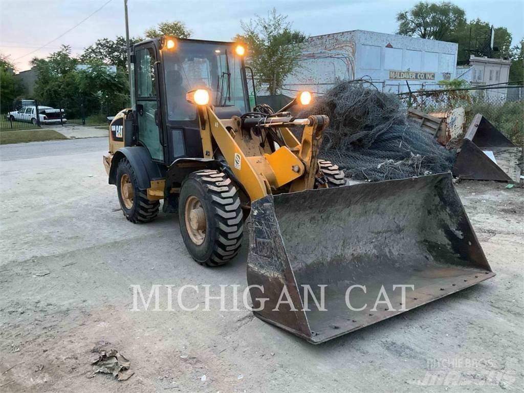 CAT 906M AR Kolesni nakladalci