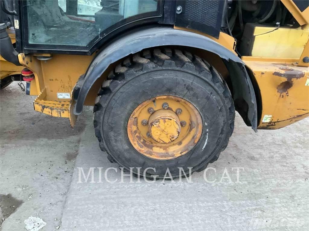 CAT 906M AR Kolesni nakladalci