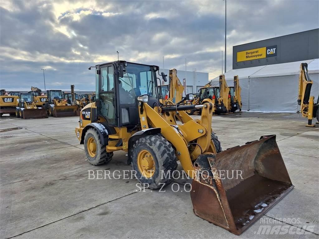 CAT 907M Kolesni nakladalci