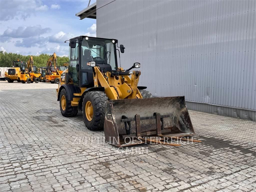 CAT 907M Kolesni nakladalci