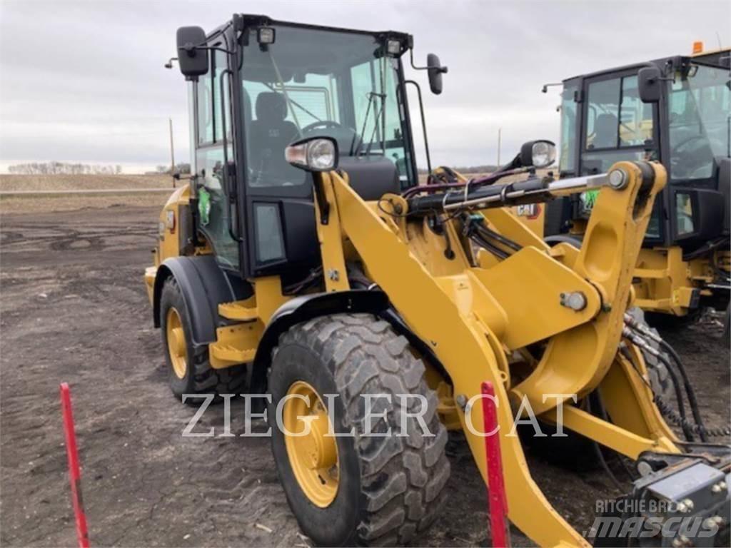 CAT 907M Kolesni nakladalci