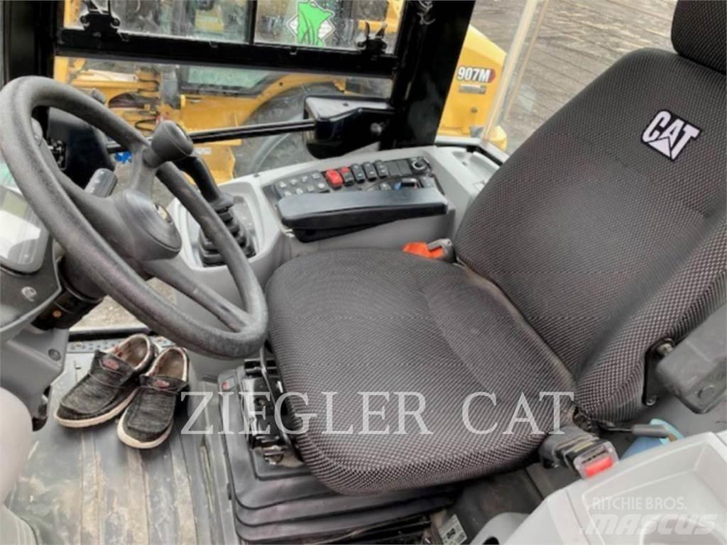 CAT 907M Kolesni nakladalci