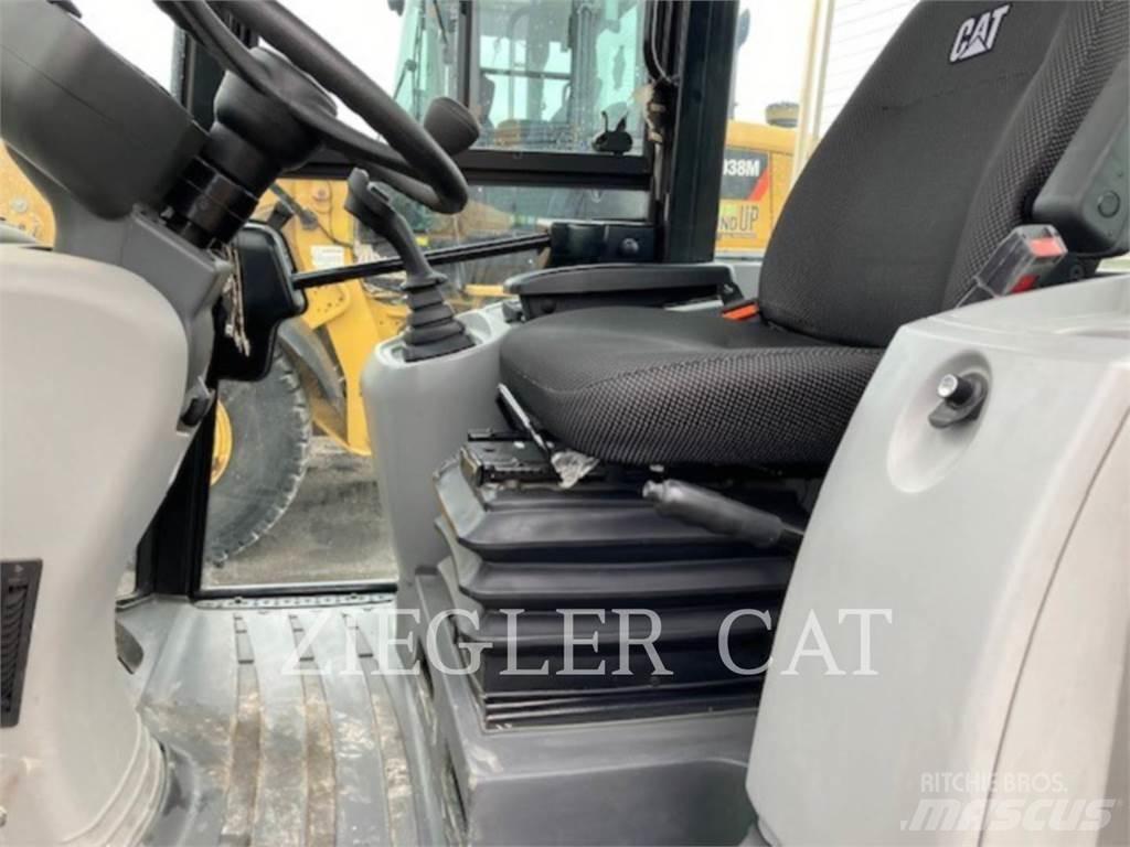CAT 907M Kolesni nakladalci