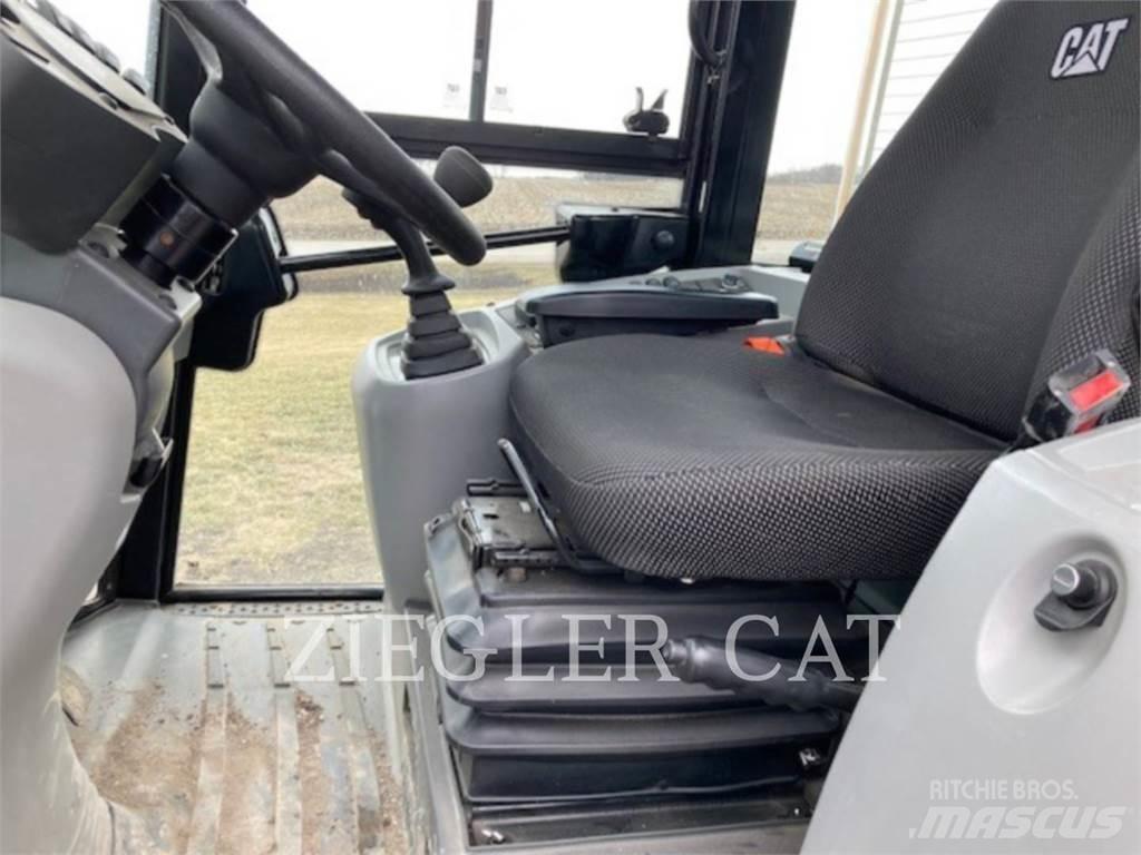 CAT 907M Kolesni nakladalci