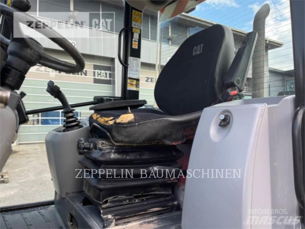 CAT 907M Kolesni nakladalci