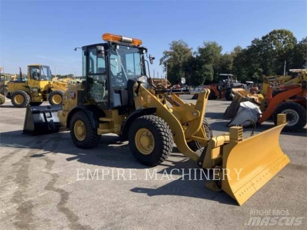 CAT 907M Kolesni nakladalci