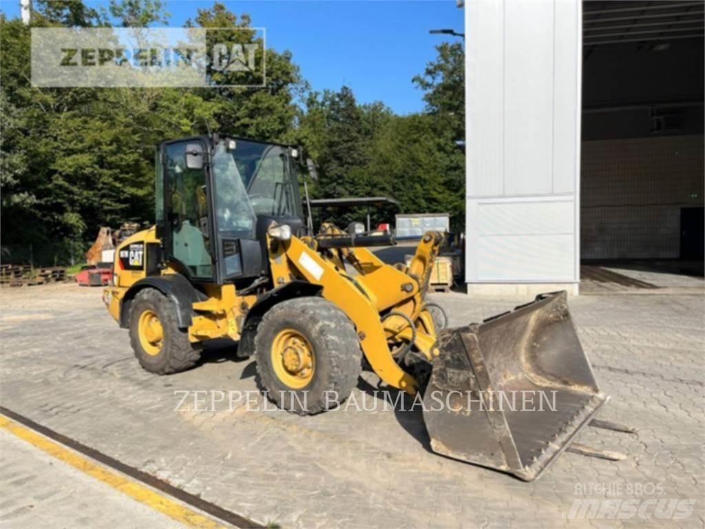 CAT 907M Kolesni nakladalci