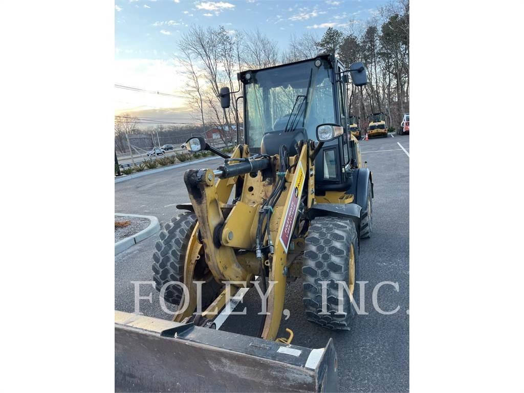 CAT 907M Kolesni nakladalci