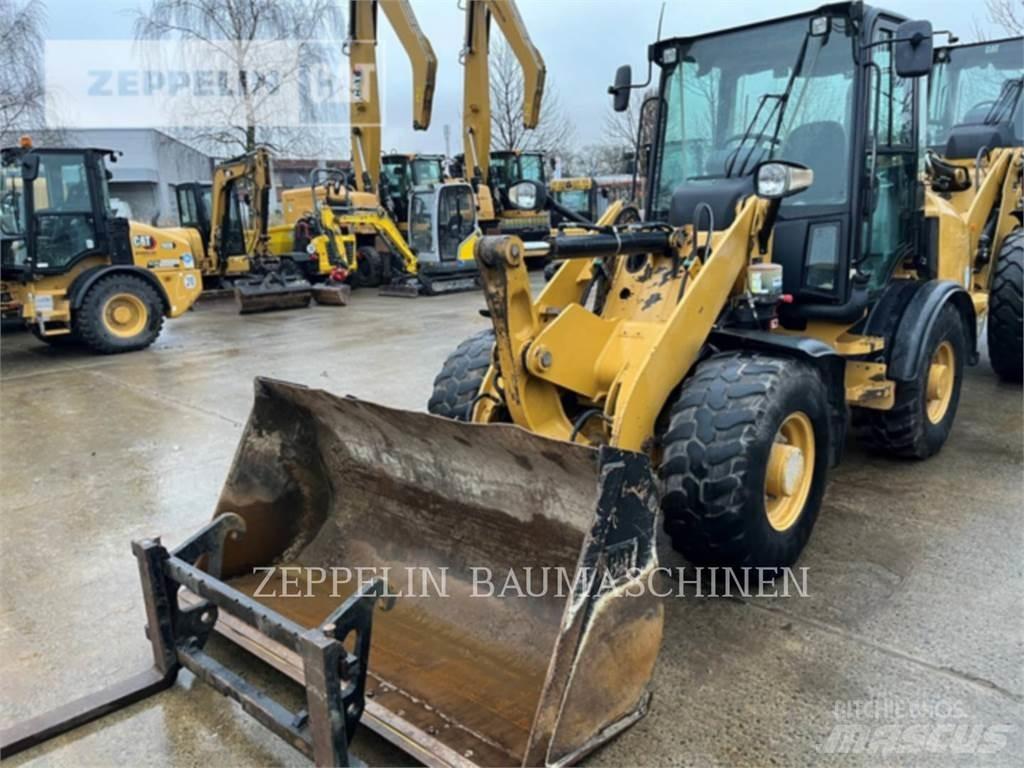 CAT 907M Kolesni nakladalci