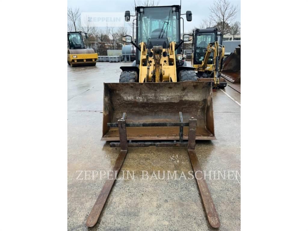 CAT 907M Kolesni nakladalci