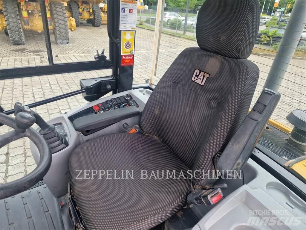 CAT 907M Kolesni nakladalci