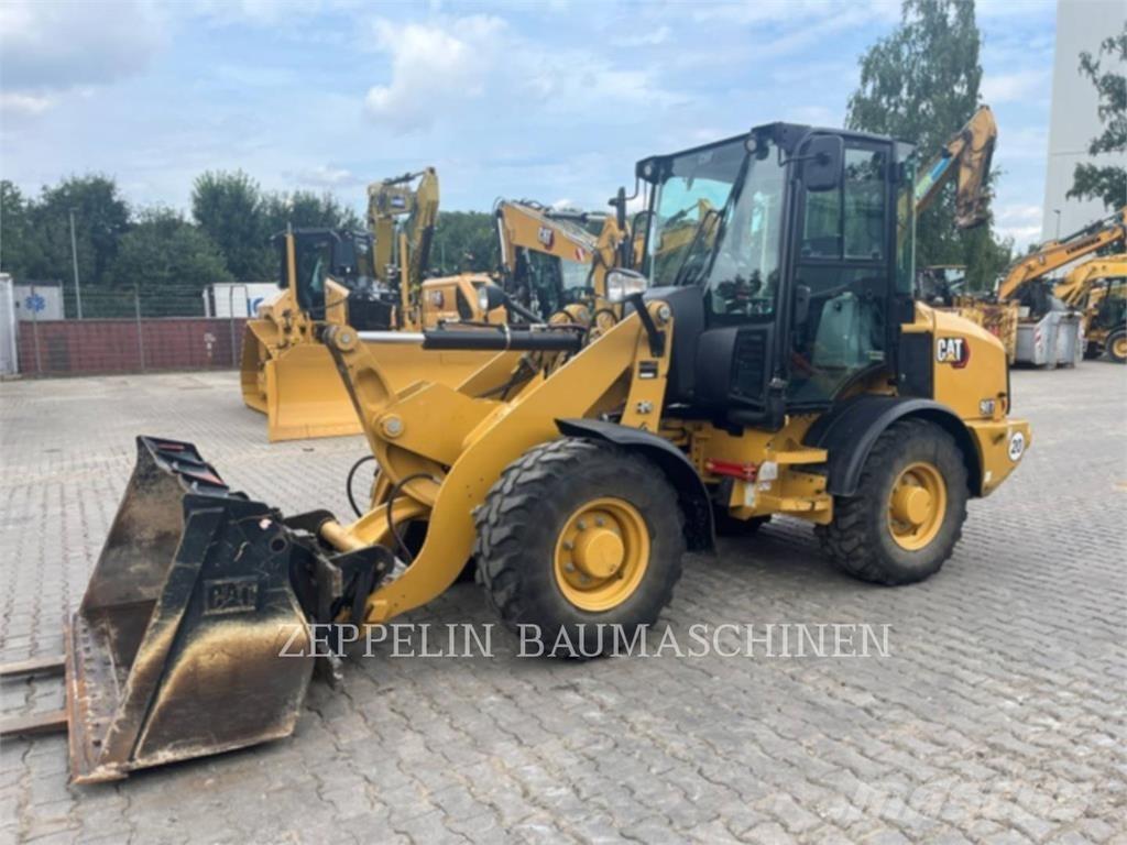 CAT 907M Kolesni nakladalci