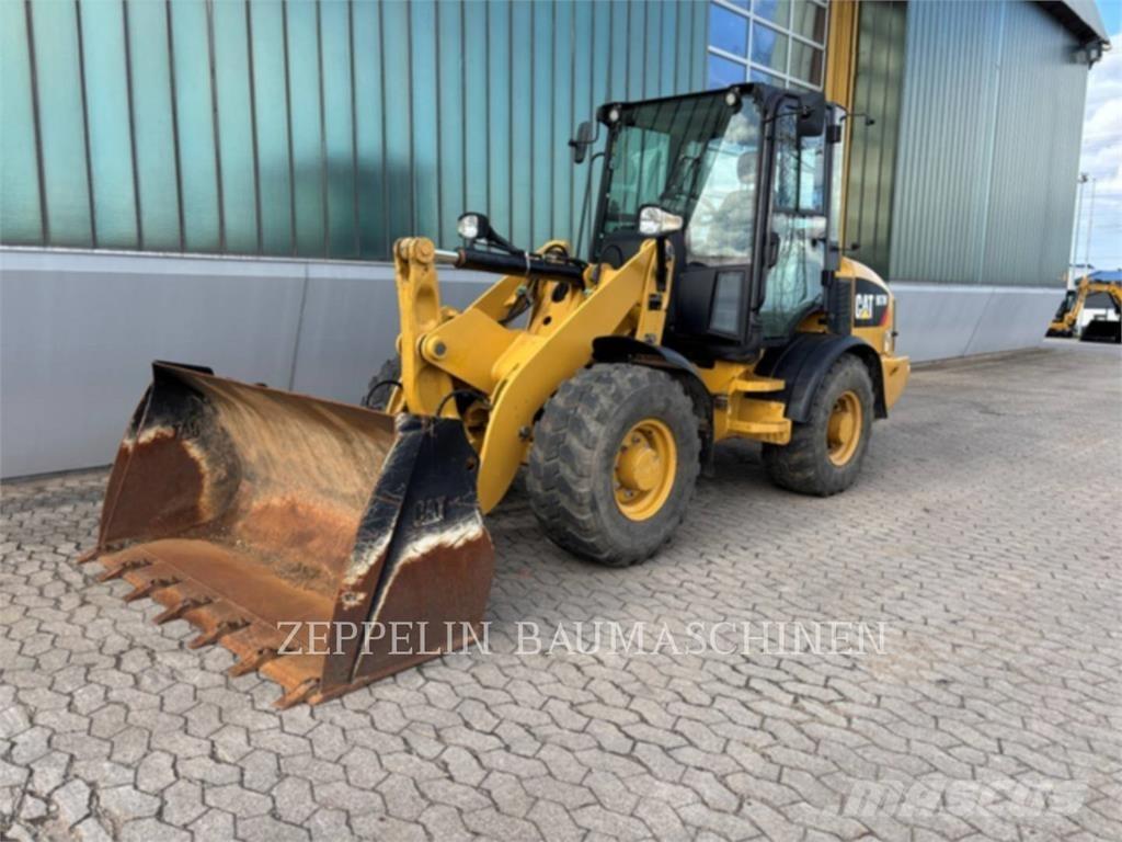 CAT 907M Kolesni nakladalci