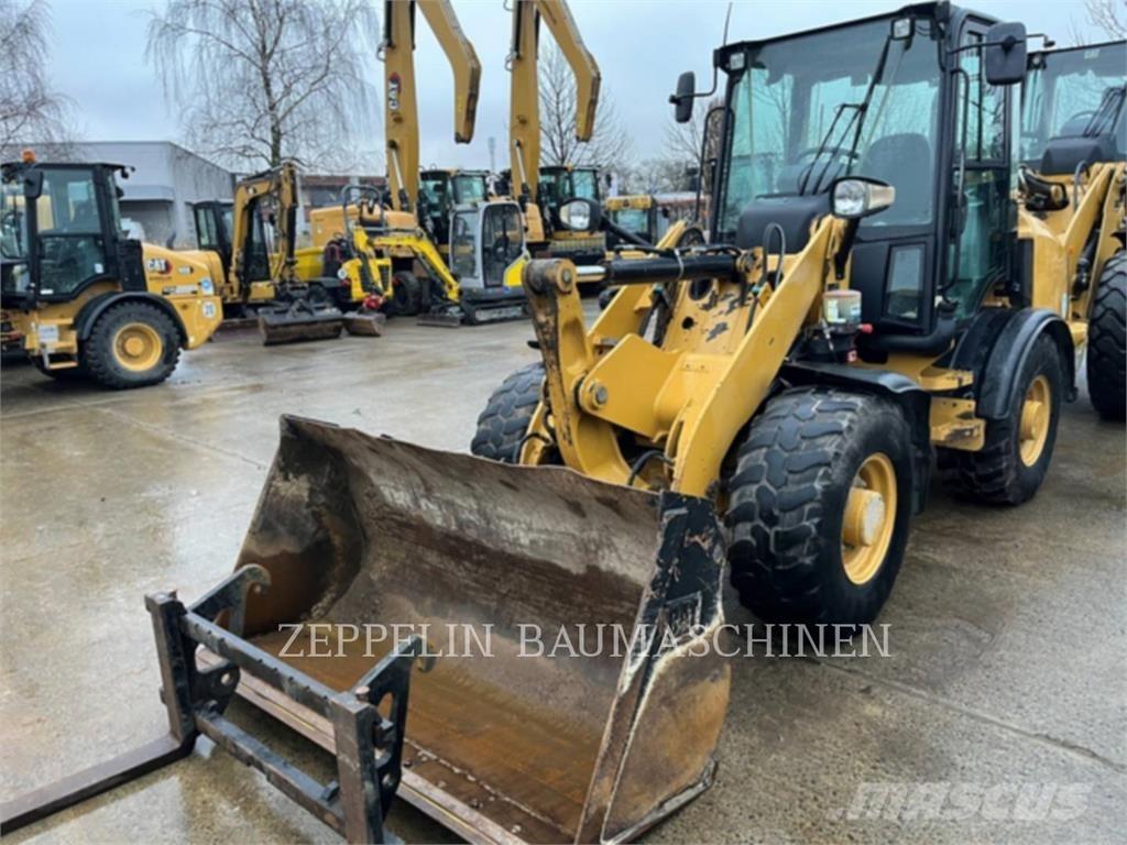 CAT 907M Kolesni nakladalci