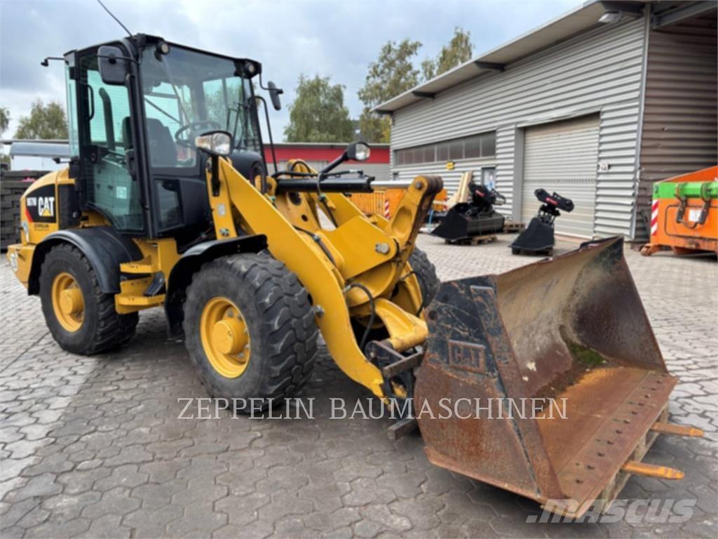 CAT 907M Kolesni nakladalci
